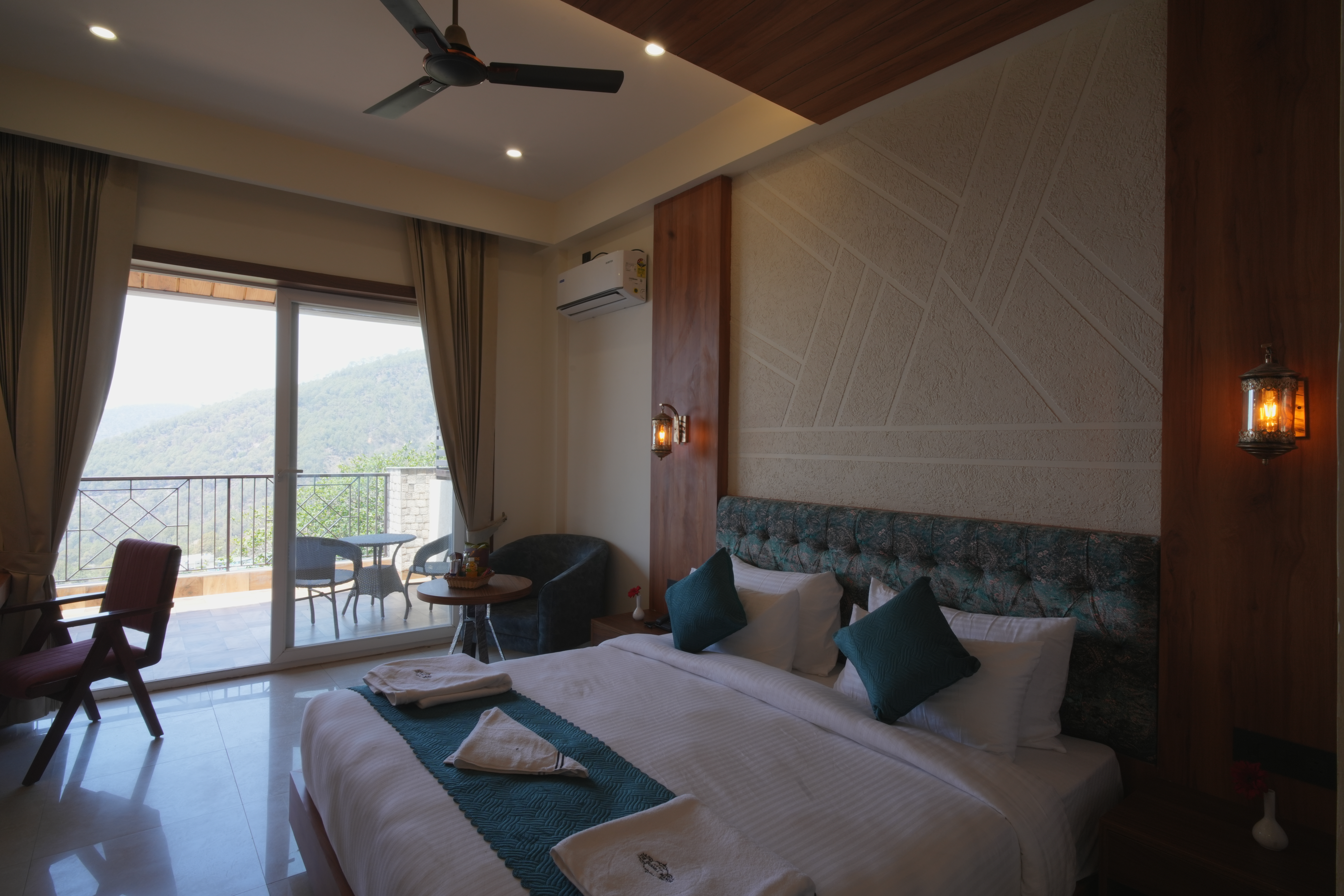 Superior Valley View Room